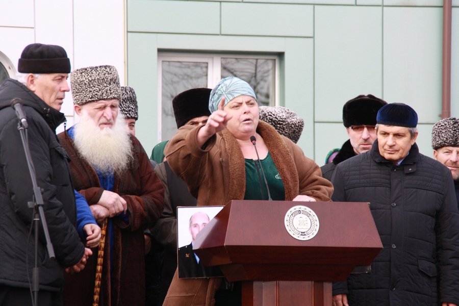 Женщина выступает 2